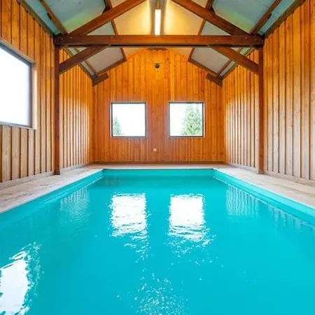 Berismenil Gardens Large With Indoor Swimming Pool And Jacuzzi Nyaraló